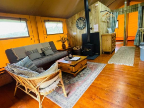 Cozy Glamping Lodge with Hot Tub in Heart of Snowdonia